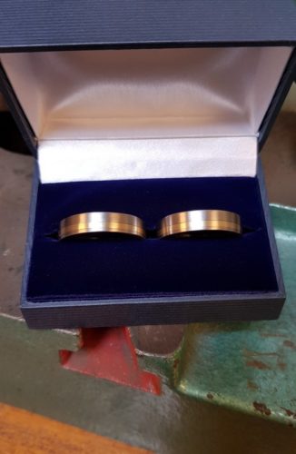 trouwringen titanium met gouden baan edelsmid-atelier amfora sluis