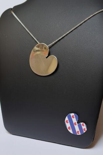 BLED HANGER IN ZILVER AMFORA EDELSMID ATELIER