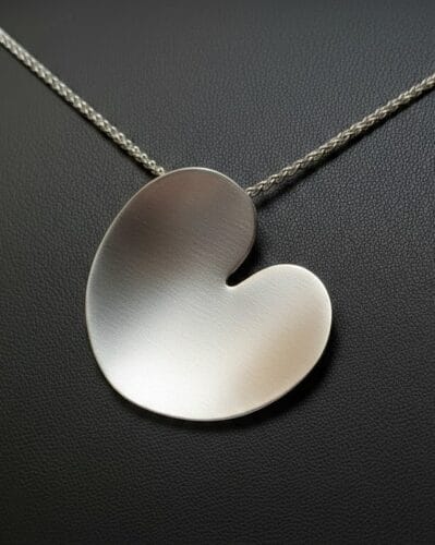 bled friese hanger in zilver Amfora Edelsmid Atelier